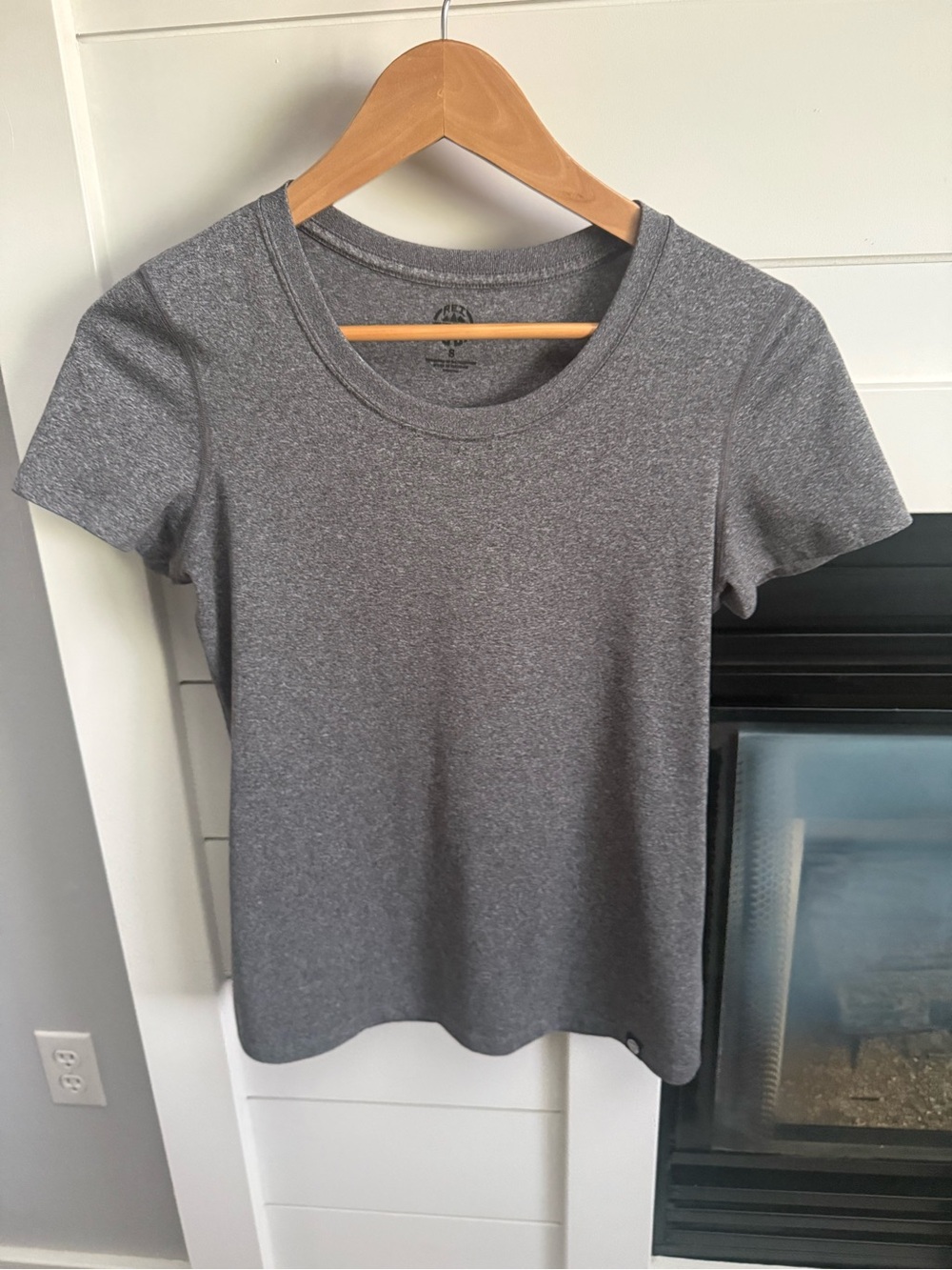 Women’s REI CO-OP Gray Scoop Neck outdoor exercise material shirt small